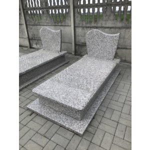 Nr G09-K90<br />Nagrobek Brąz królewski<br />Wzór: faza<br />Wymiar: 190x90x20 cm.